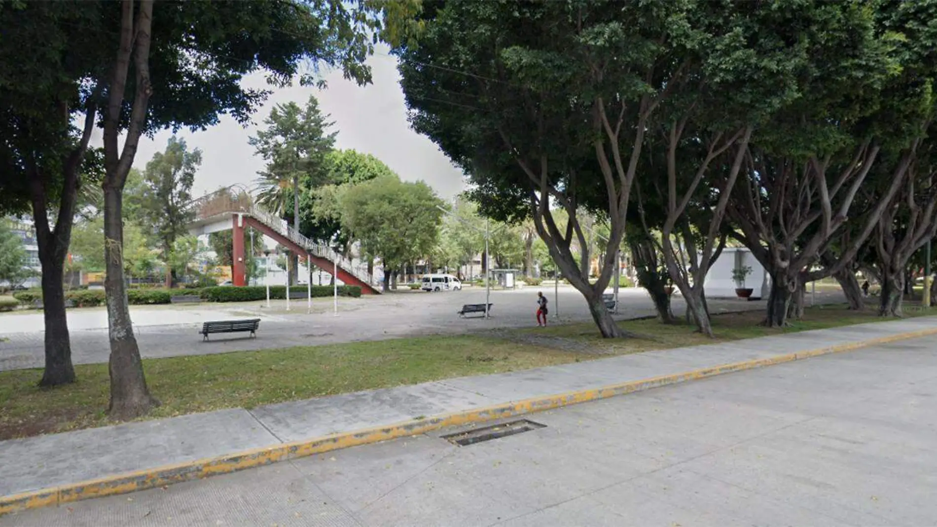 Un hombre joven fue hallado tirado sobre la banqueta y con múltiples golpes, en el parque frente al CENHCH